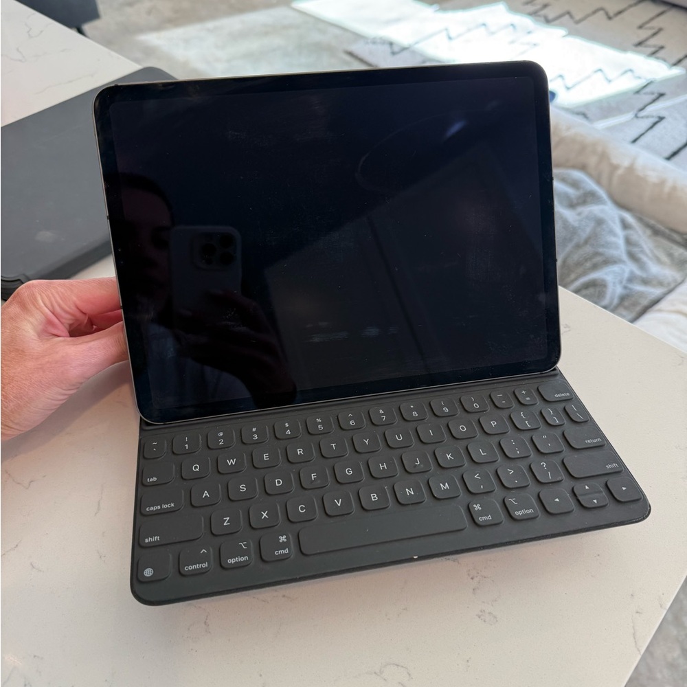 Apple Smart Keyboard Folio for iPad Air and iPad Pro 11 inch